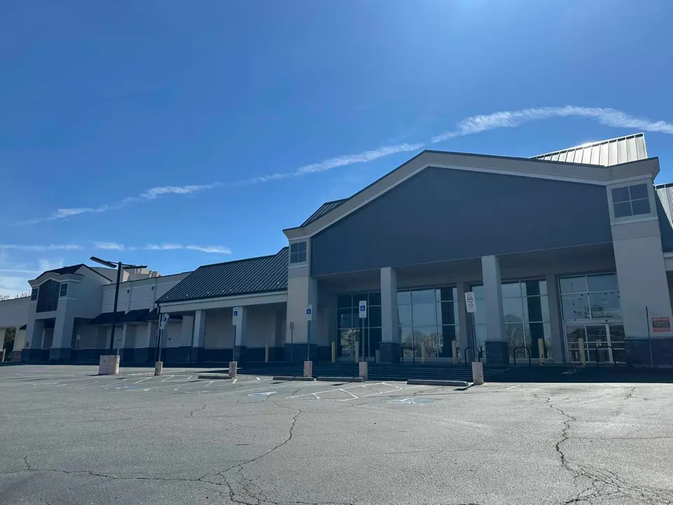 The vacant Bed Bath and Beyond building at 2051 Chain Bridge Road in Tysons (staff photo by Angela Woolsey)