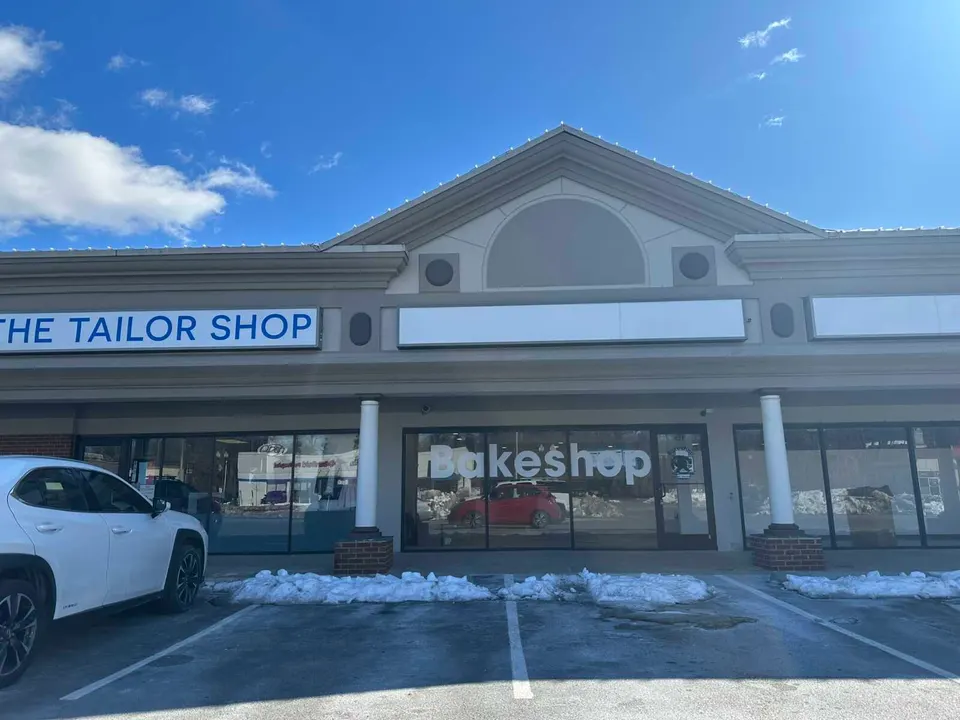 A sign for Bakeshop has appeared on the future storefront at 421 Maple Avenue East in Vienna (staff photo by Angela Woolsey)