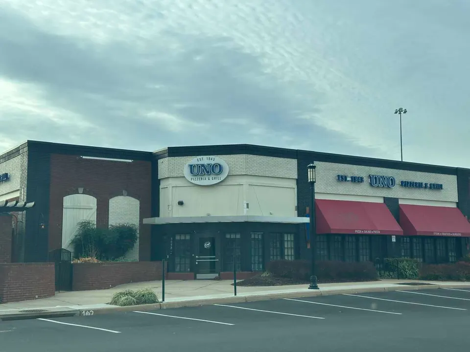 The vacant Uno Pizzeria and Grill building at Gatehouse Plaza in Merrifield (staff photo by Angela Woolsey)