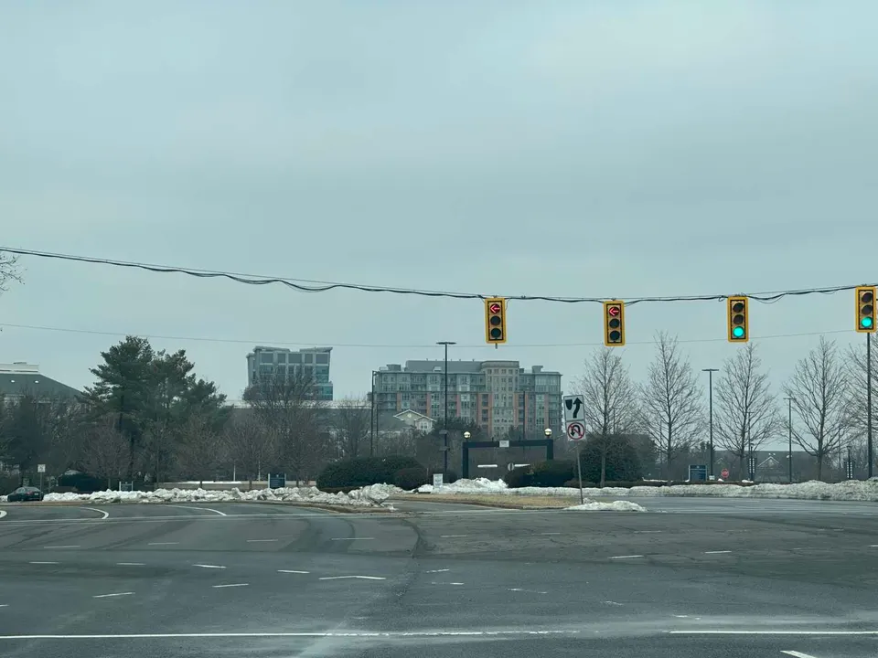 Traffic lights on International Drive near Tysons Galleria with Park Crest apartments in the distance (staff photo by Angela Woolsey)