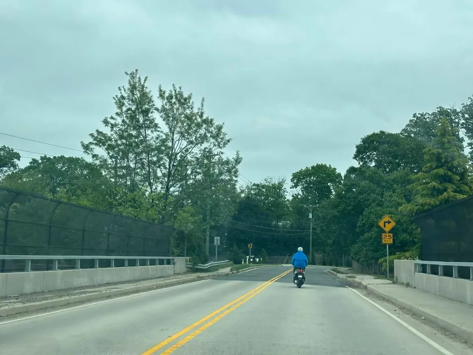 A moped rider crosses the Idylwood Road bridge over I-495 in Dunn Loring (staff photo by Angela Woolsey)