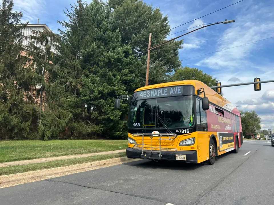 Fairfax Connector bus for Route 463 heading into Vienna on Chain Bridge Road (staff photo by Angela Woolsey)