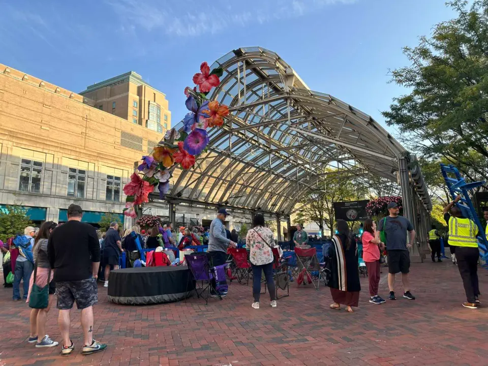 A crowd forms for a concert at Reston Town Center’s pavilion (staff photo by Angela Woolsey)