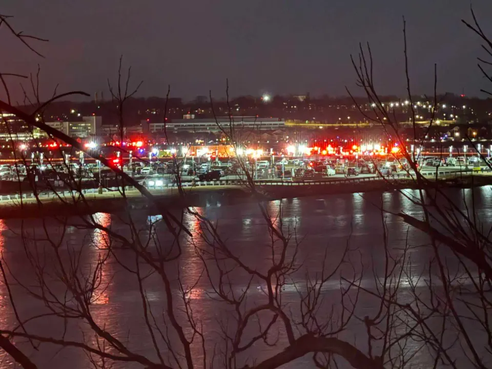 Response to airplane and helicopter crash in the Potomac near National Airport, as seen from Gravelly Point (staff photo by James Cullum from ARLnow)
