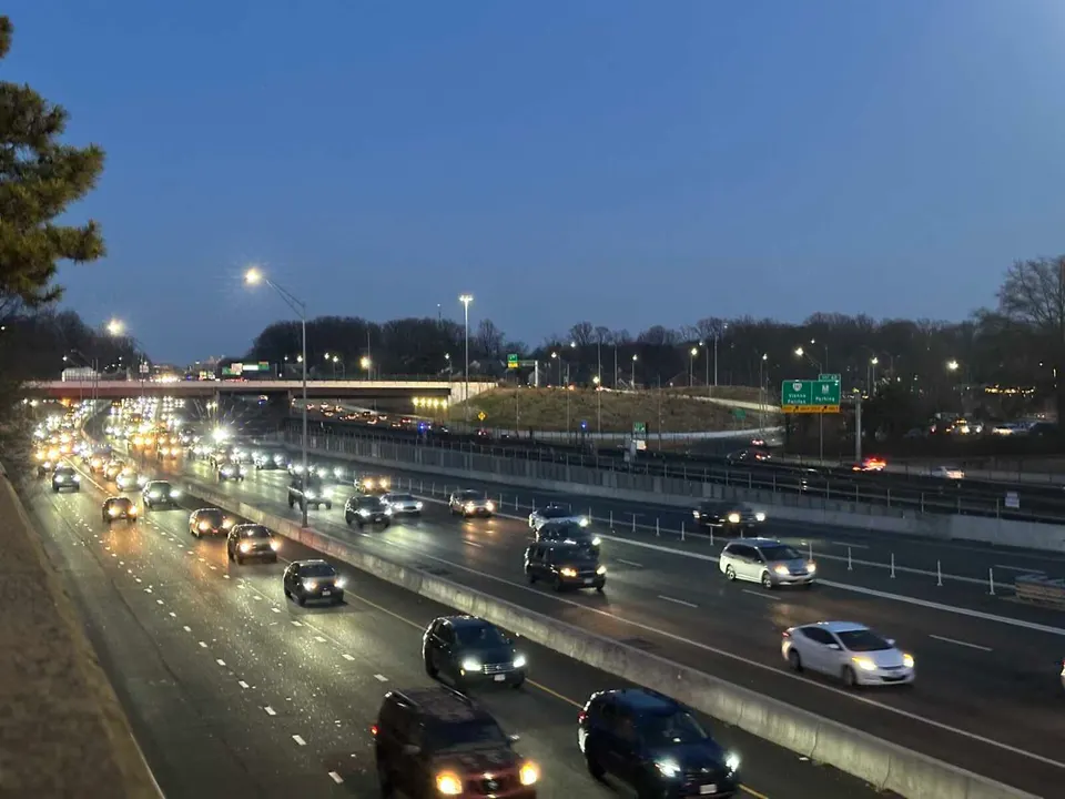 Westbound traffic on I-66 near the Vienna Metro station during the evening rush hour (staff photo by Angela Woolsey)