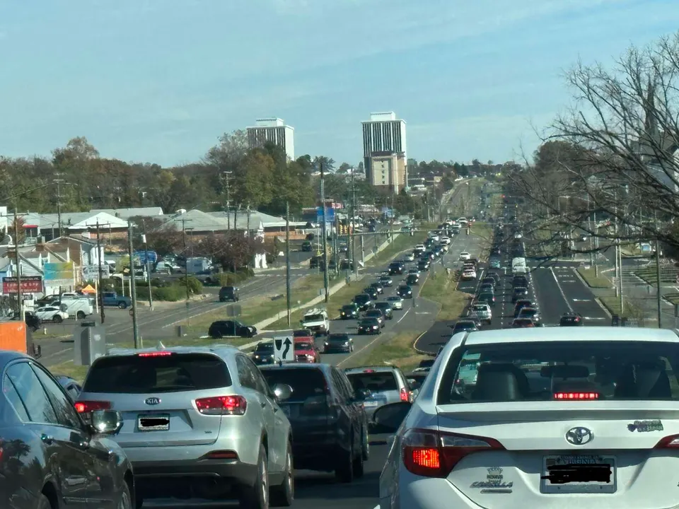Traffic on Route 50 (Arlington Blvd) facing Seven Corners (staff photo by Angela Woolsey)