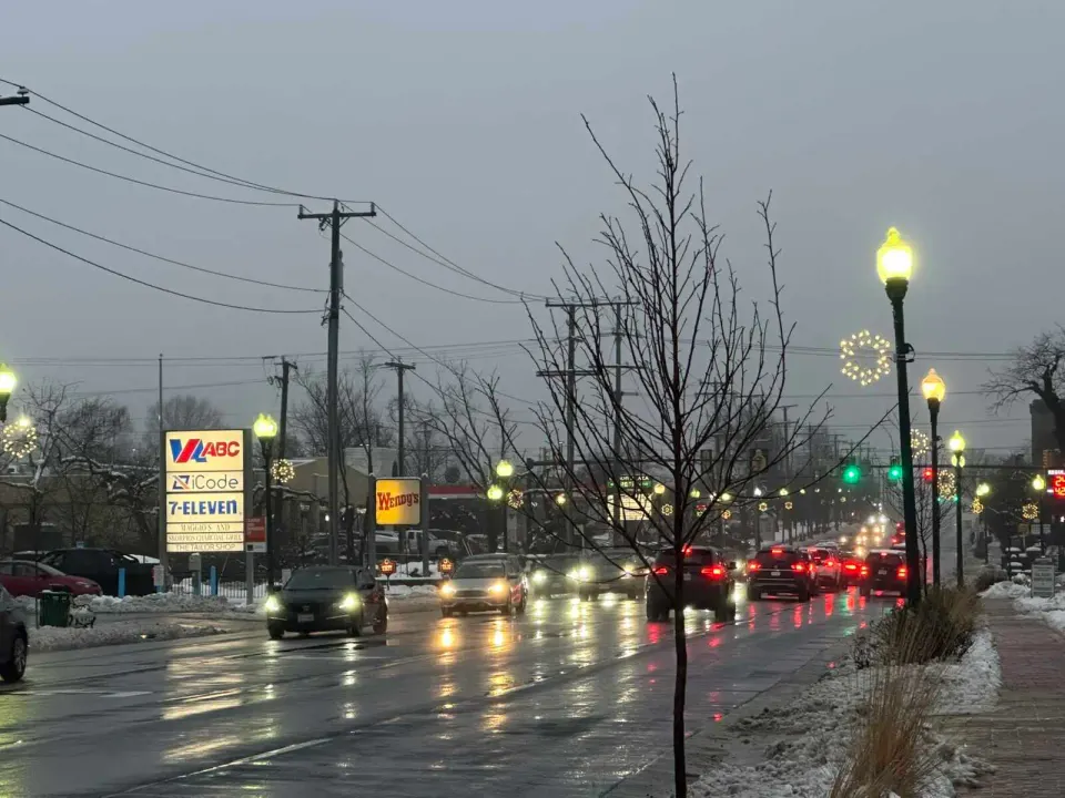 A rainy evening rush-hour on Maple Avenue in Vienna (staff photo by Angela Woolsey)