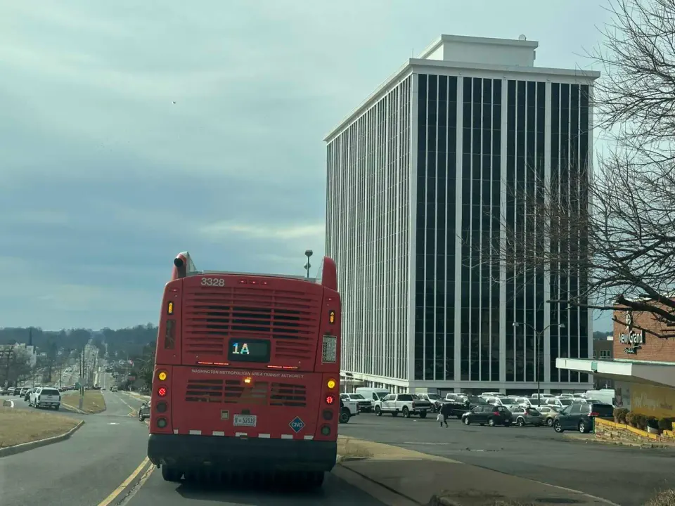 A Fairfax Connector bus heads west on Arlington Blvd near Seven Corners (staff photo by Angela Woolsey)