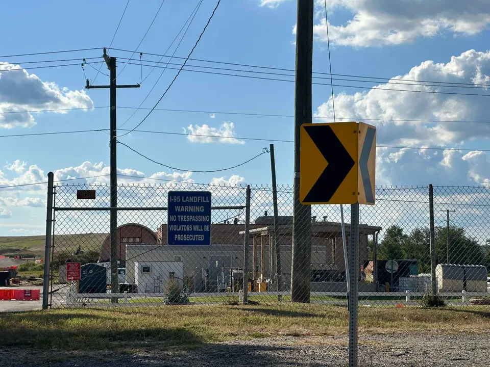A sign warns against trespassing at Fairfax County’s I-95 Landfill Complex in Lorton (staff photo by Angela Woolsey)