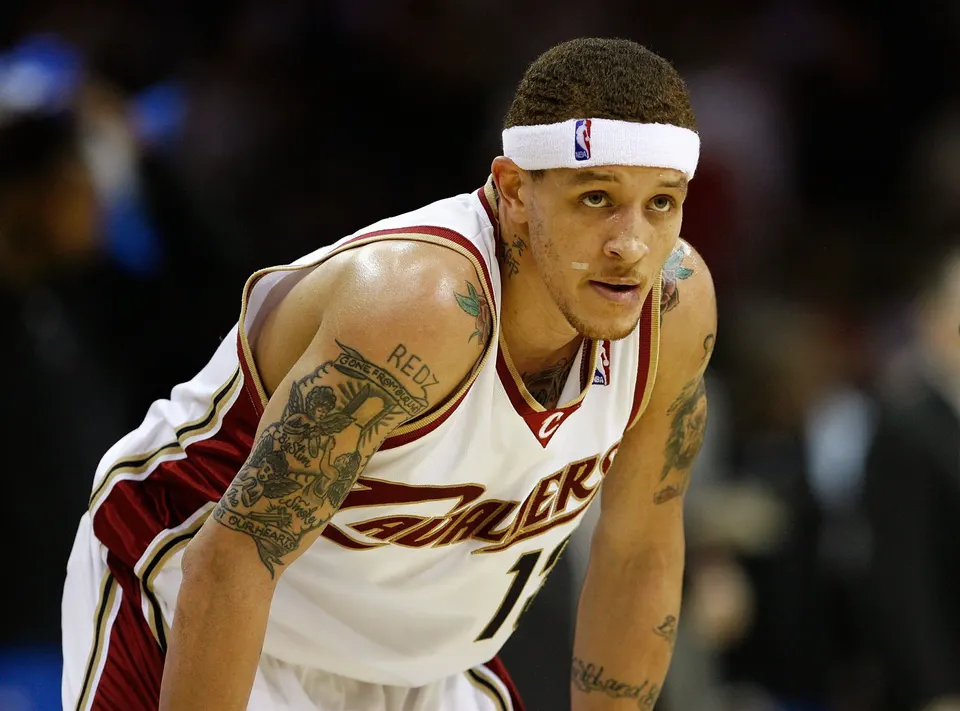 basketball player hunches over during game