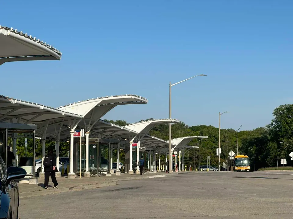 A Fairfax Connector bus approaches the Vienna Metro station bus bays (staff photo by Angela Woolsey)