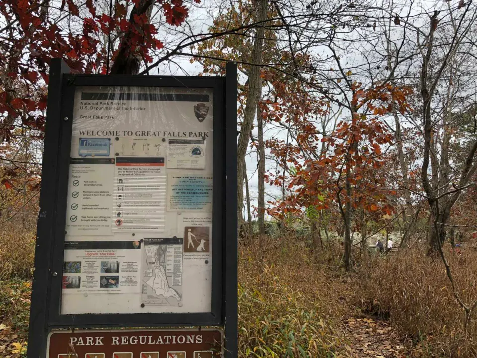 A sign welcoming visitors to Great Falls Park in the fall (staff photo by Angela Woolsey)