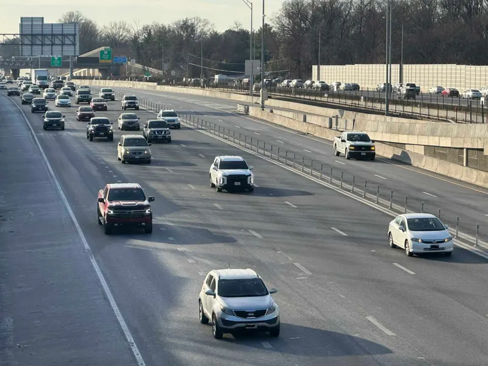 Weekday traffic on I-66 near Vaden Drive in Oakton (staff photo by Angela Woolsey)