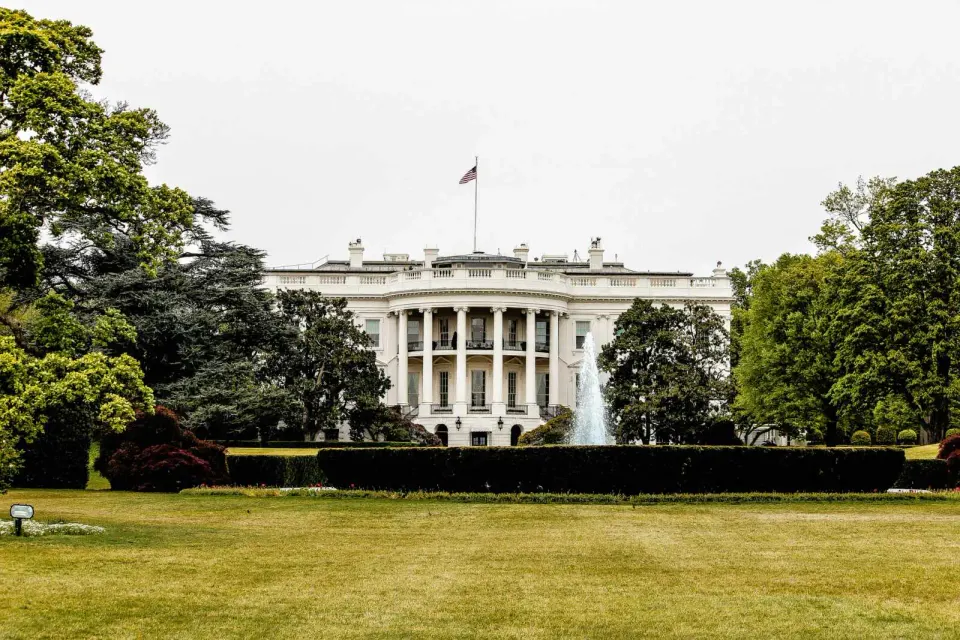 The White House (via René DeAnda on Unsplash)