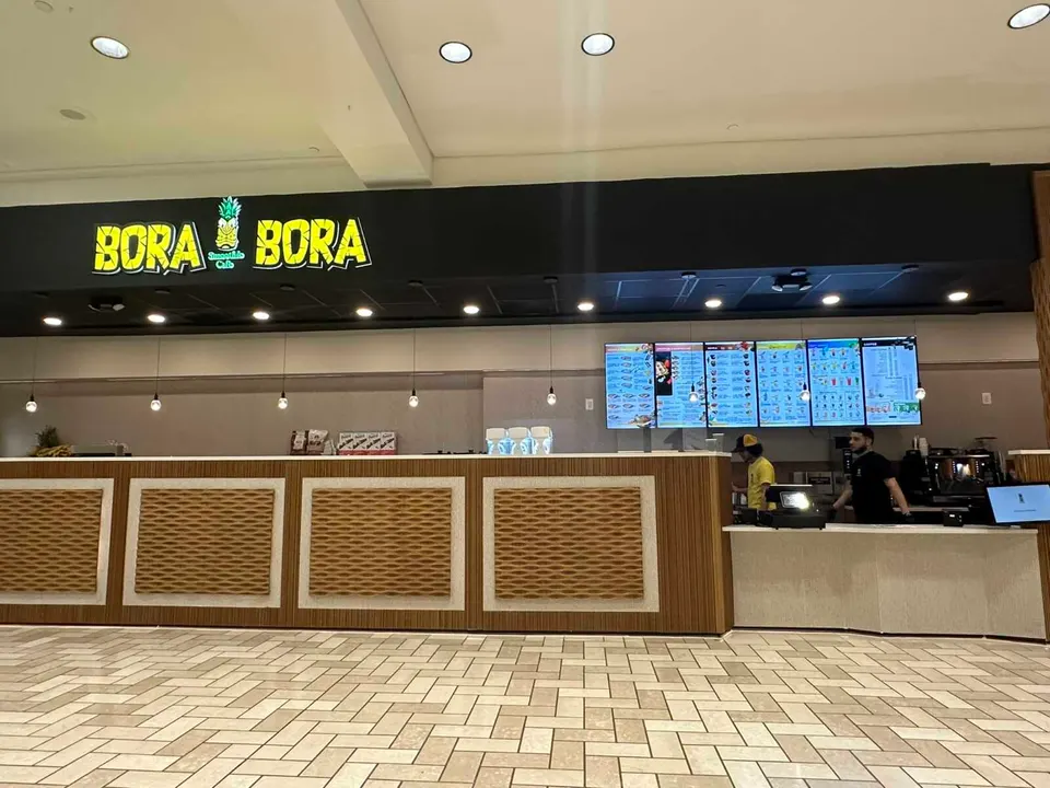 Bora Bora Smoothie Cafe has opened a kiosk at Tysons Corner Center (staff photo by Angela Woolsey)