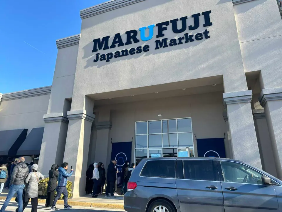 Marufuji Japanese Market’s grand opening in Tysons (staff photo by Angela Woolsey)