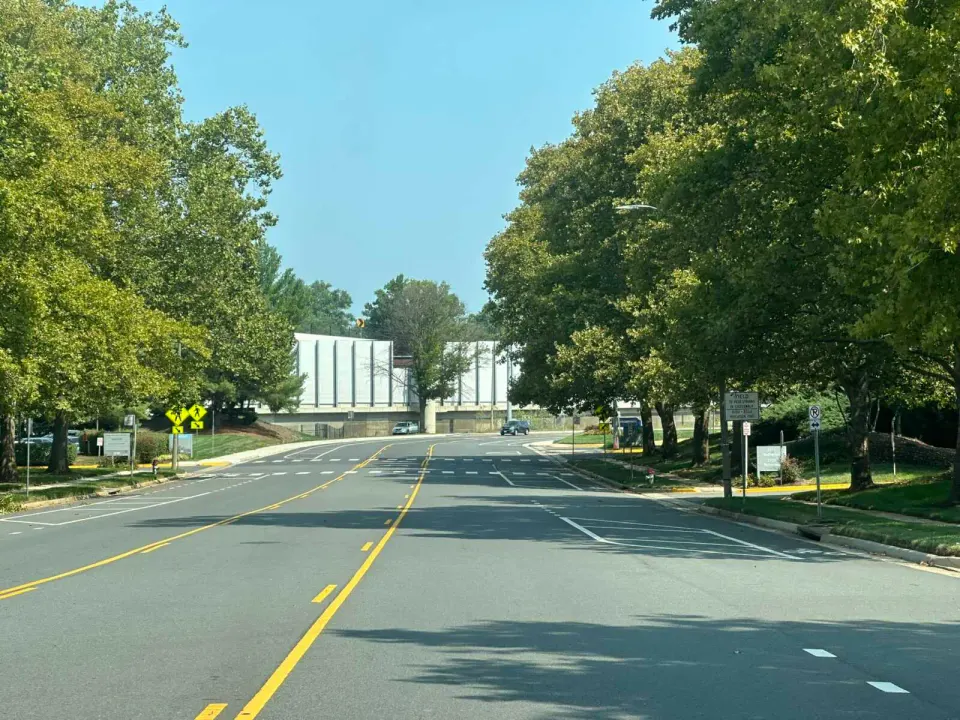 Prosperity Avenue approaching the noise wall along I-66 in Merrifield (staff photo by Angela Woolsey)
