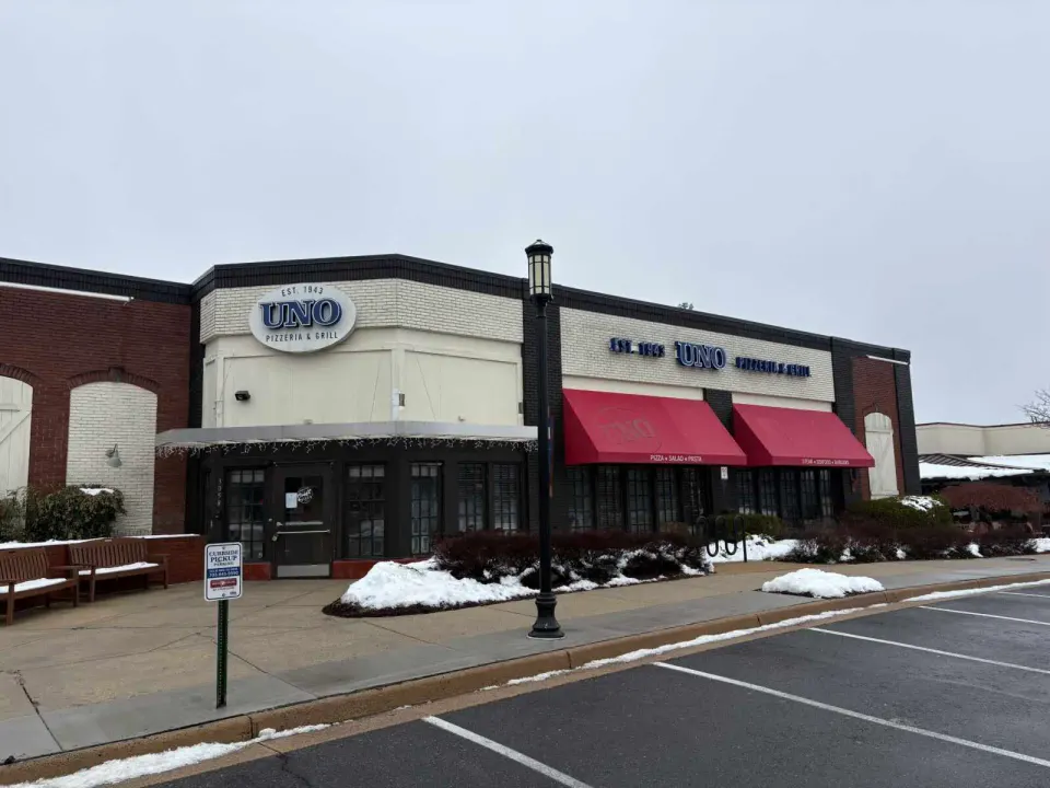 The former Uno Pizzeria & Grill restaurant in Merrifield’s Gatehouse Plaza (staff photo by Jared Serre)