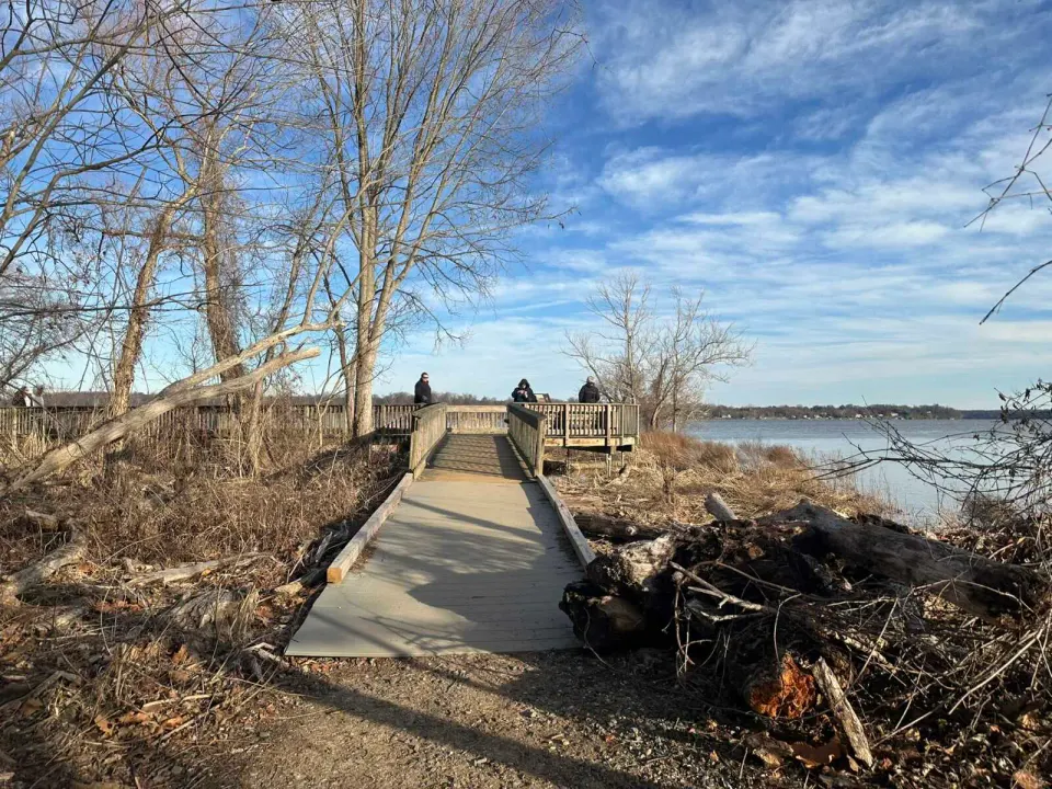 A ramp up to the boardwalk at Dyke Marsh Wildlife Preserve in Belle Haven (staff photo by Angela Woolsey)