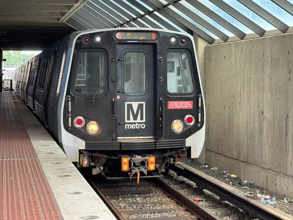 An Orange Line train pulls into the Vienna Metro station (staff photo by Angela Woolsey)