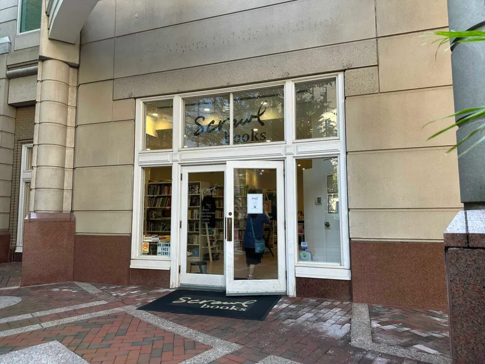 Entering Scrawl Books at Reston Town Center (staff photo by Angela Woolsey)