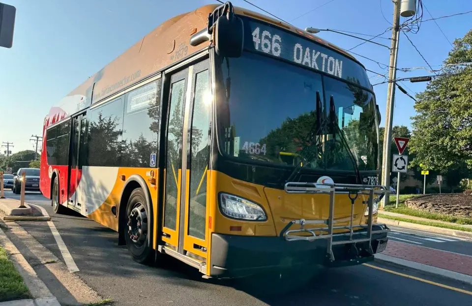 Fairfax Connector bus to Oakton (staff photo by Angela Woolsey)