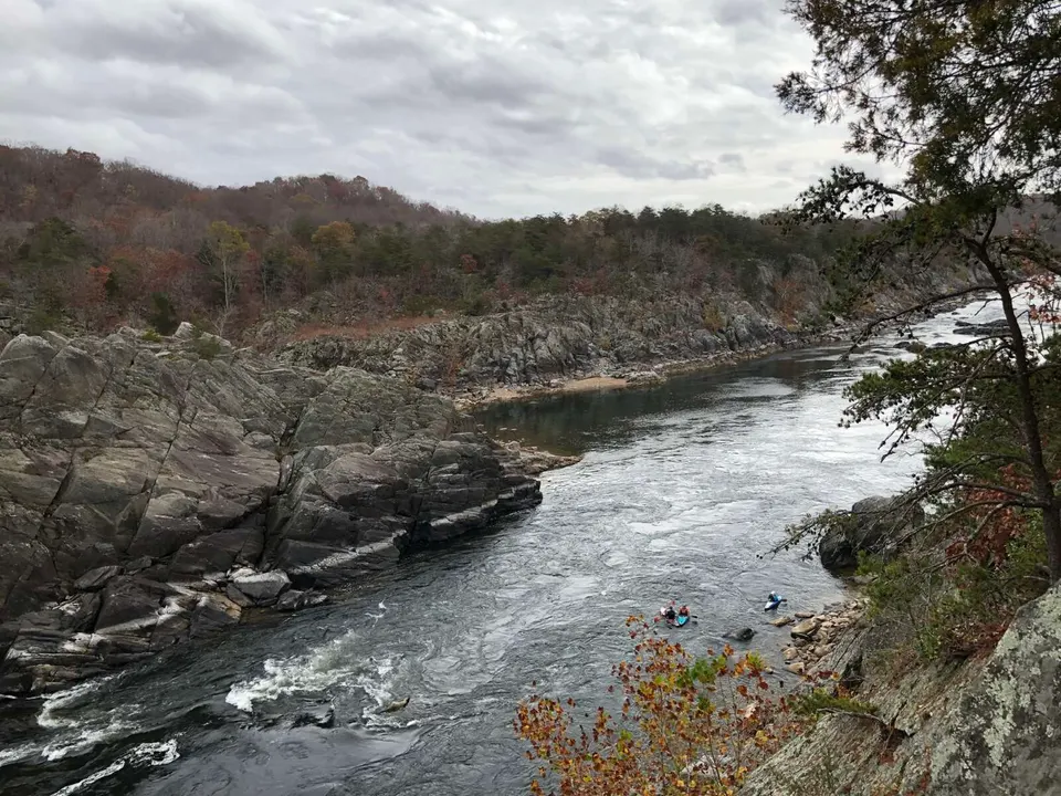 Kayakers on Potomac River at Great Falls Park (staff photo by Angela Woolsey)