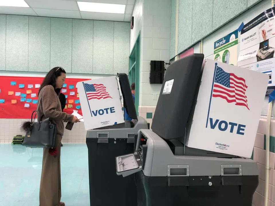 A Cunningham Park Elementary School voter at the ballot box for the 2022 general election (staff photo by Angela Woolsey)