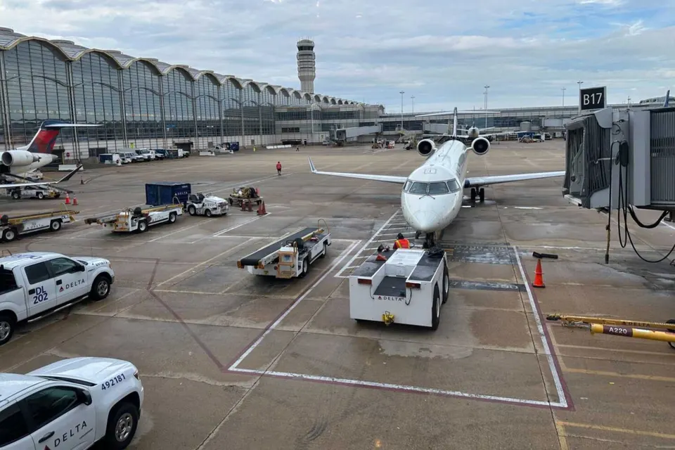 Plane at Reagan National Airport (staff photo by Angela Woolsey)