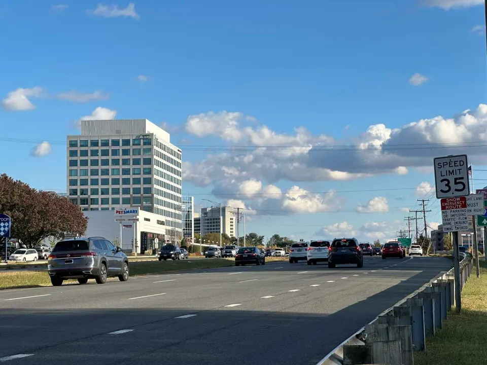 Traffic on eastbound Route 7 (Leesburg Pike) in Tysons south of Route 123 (staff photo by Angela Woolsey)