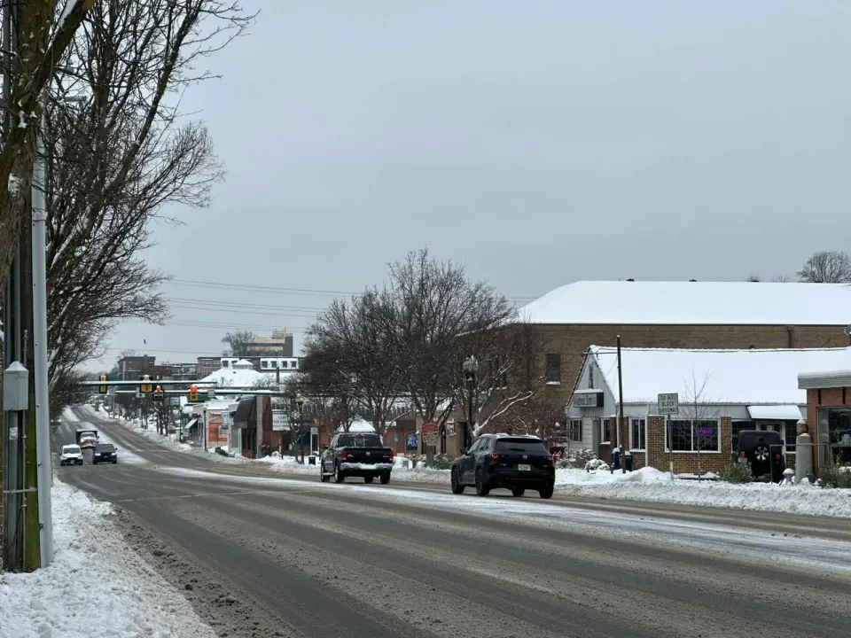 Maple Avenue in Vienna lined with snow (staff photo by Angela Woolsey)