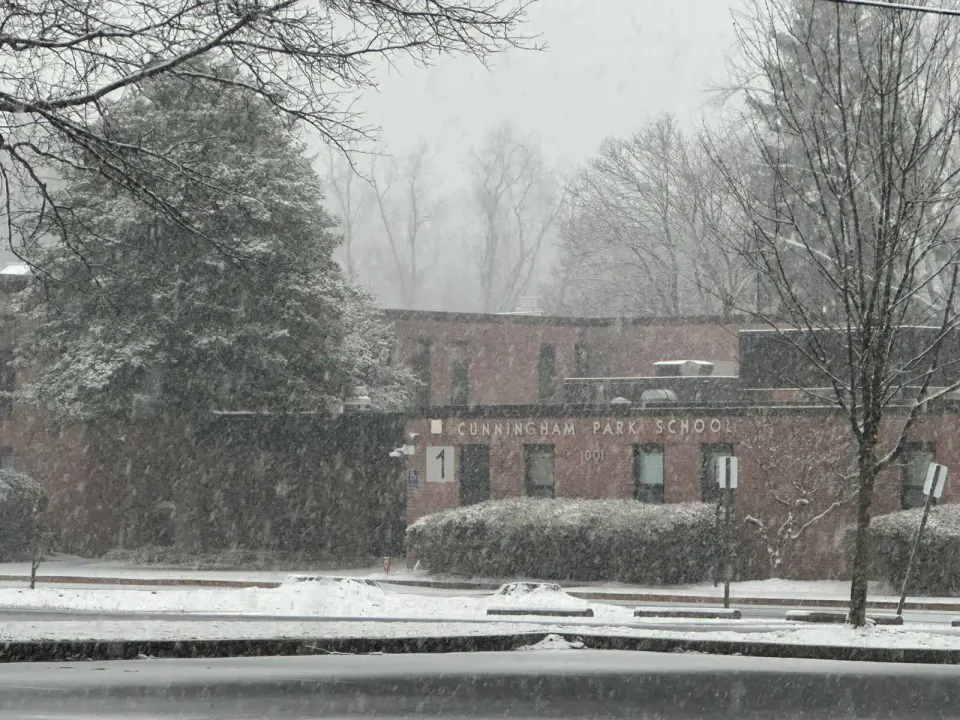 Snow falling at Cunningham Park Elementary School in Vienna (staff photo by Angela Woolsey)