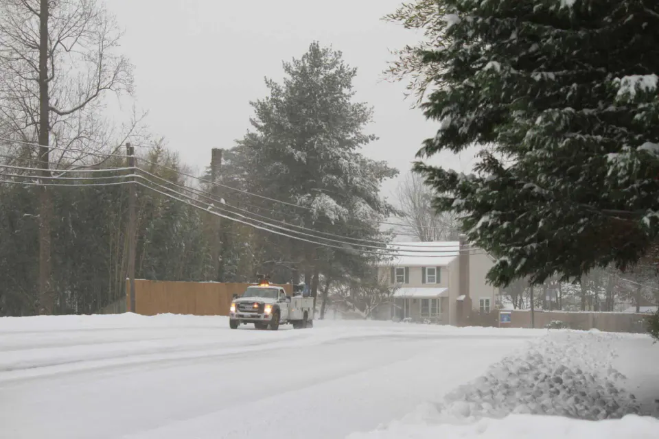 An emergency vehicle drives in the snow on Burke Lake Road around 8:30 a.m. on Jan. 6, 2025 (staff photo by Dave Facinoli)