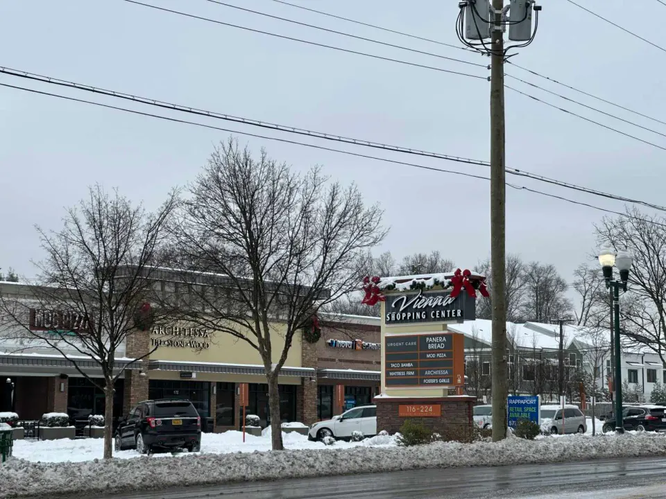 Vienna Shopping Center in the snow (staff photo by Angela Woolsey)