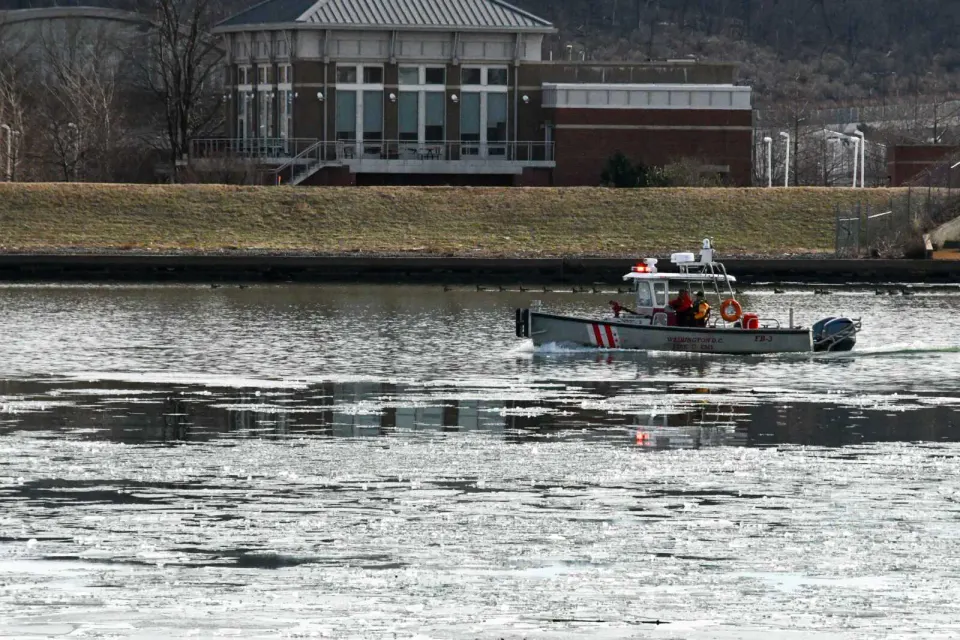 A D.C. fire boat searches the Potomac River the morning after the mid-air airplane and helicopter crash outside Reagan National Airport (staff photo by James Jarvis)