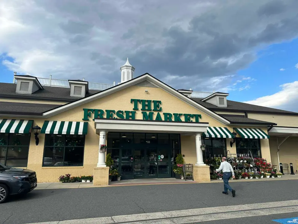 A customer walking toward The Fresh Market in Vienna (staff photo by Angela Woolsey)