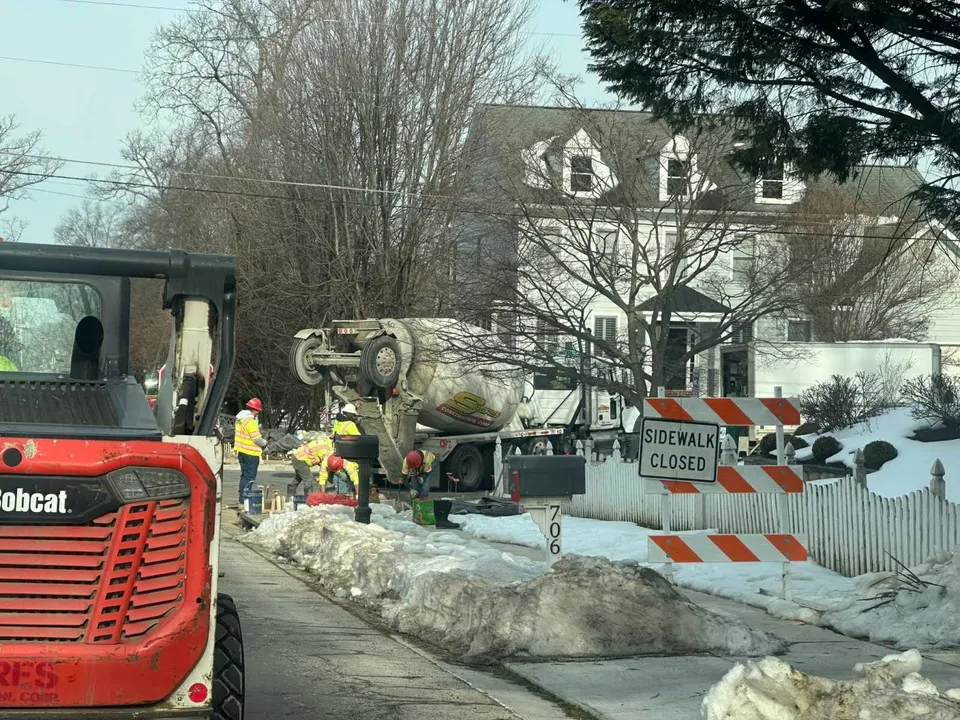 A segment of the Park Street SE sidewalk in Vienna is closed for construction (staff photo by Angela Woolsey)