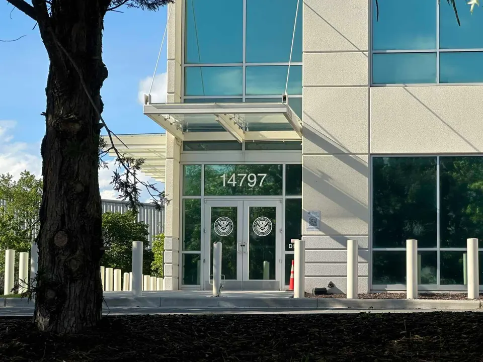 The U.S. Immigration and Customs Enforcement (ICE) Washington Field Office in Chantilly (staff photo by Angela Woolsey)