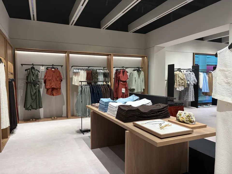 Women’s clothing at the renovated Zara (staff photo by Katie Taranto)